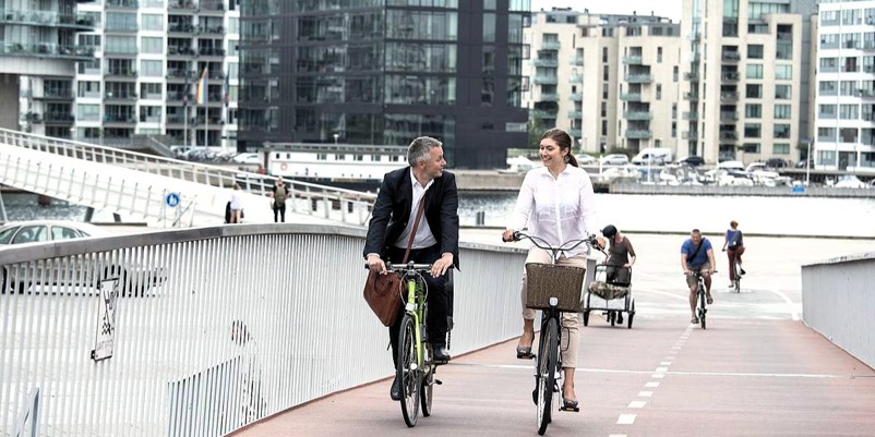Kollegor cyklar i Köpenhamn
