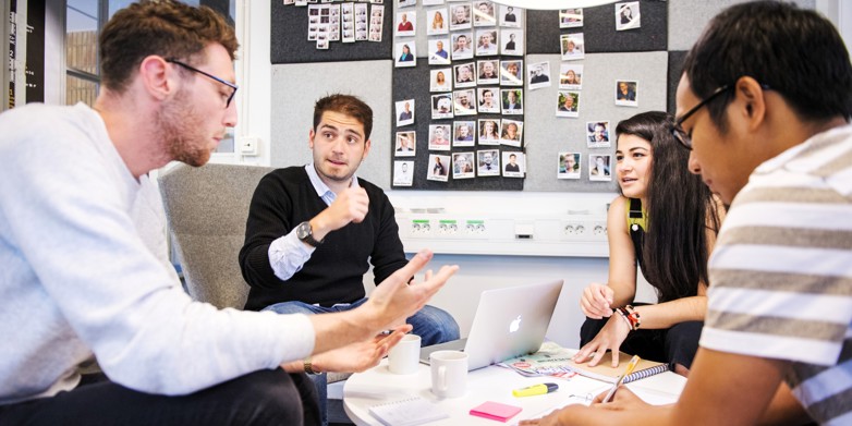 Studenter i grupparbete