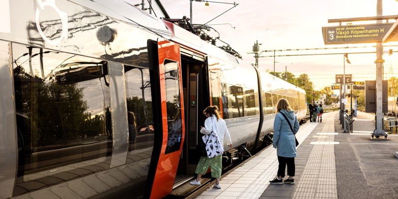 Commuters boarding the Öresund train at a Swedish station