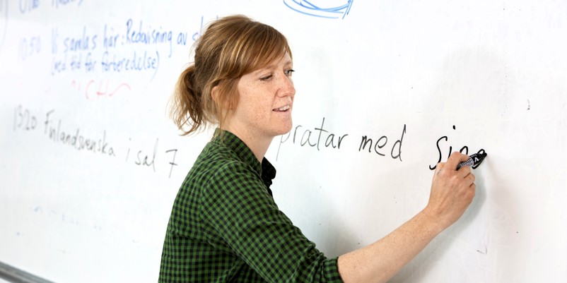 Lärare arbetar vid en tavla