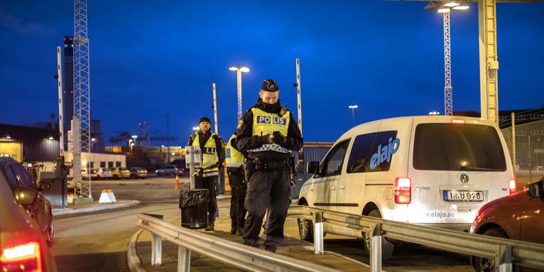 Lastbil foran Øresundsbroen