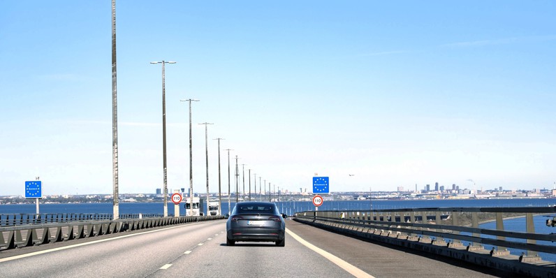 Bil kör över Öresundsbron