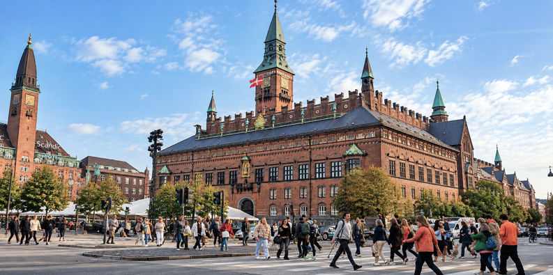 Folkliv framför Köpenhamns rådhus