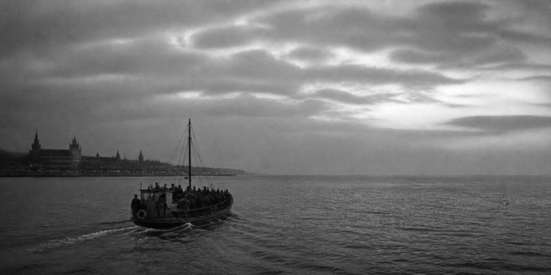 En båt med flyktingar på väg mot Öresund under andra världskriget