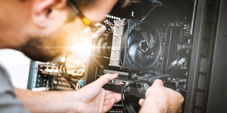 Tekniker arbejder med it-installation