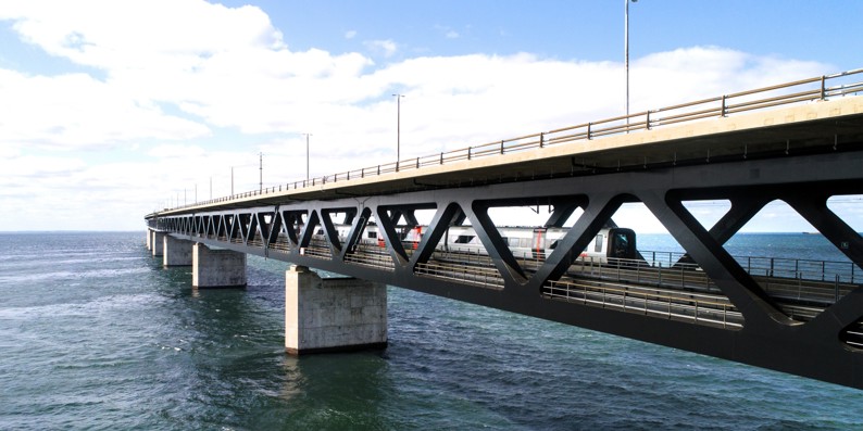 Ett Öresundståg på väg över Öresundsbron