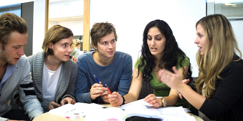 Studerende i gruppearbejde