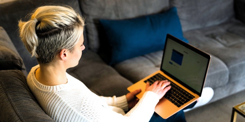 Kvinna arbetar hemifrån vid sin dator