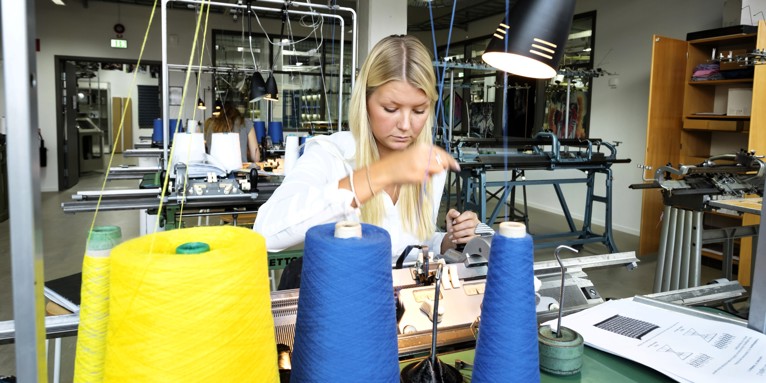Student vid Textilhögskolan syr