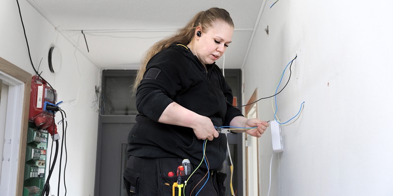 Elektrikerlärling arbetar